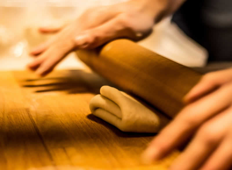 Lavorazione pasta per pane al mattarello