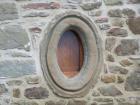 Dettaglio della storia e architettura del borgo di San Polo: un "occhio" di pietra, finestra medieva